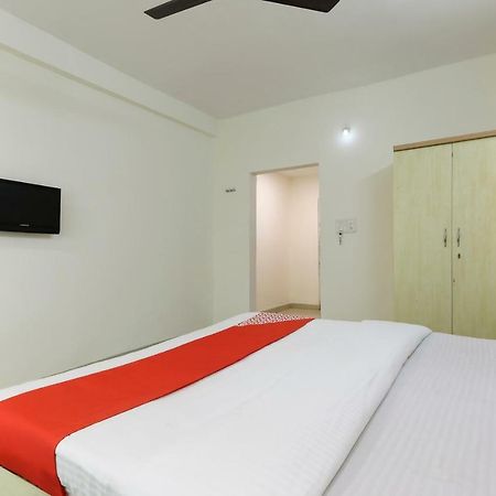 Oyo 43851 Hotel Virasat Māndu Buitenkant foto
