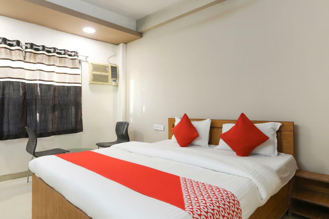 Oyo 43851 Hotel Virasat Māndu Buitenkant foto
