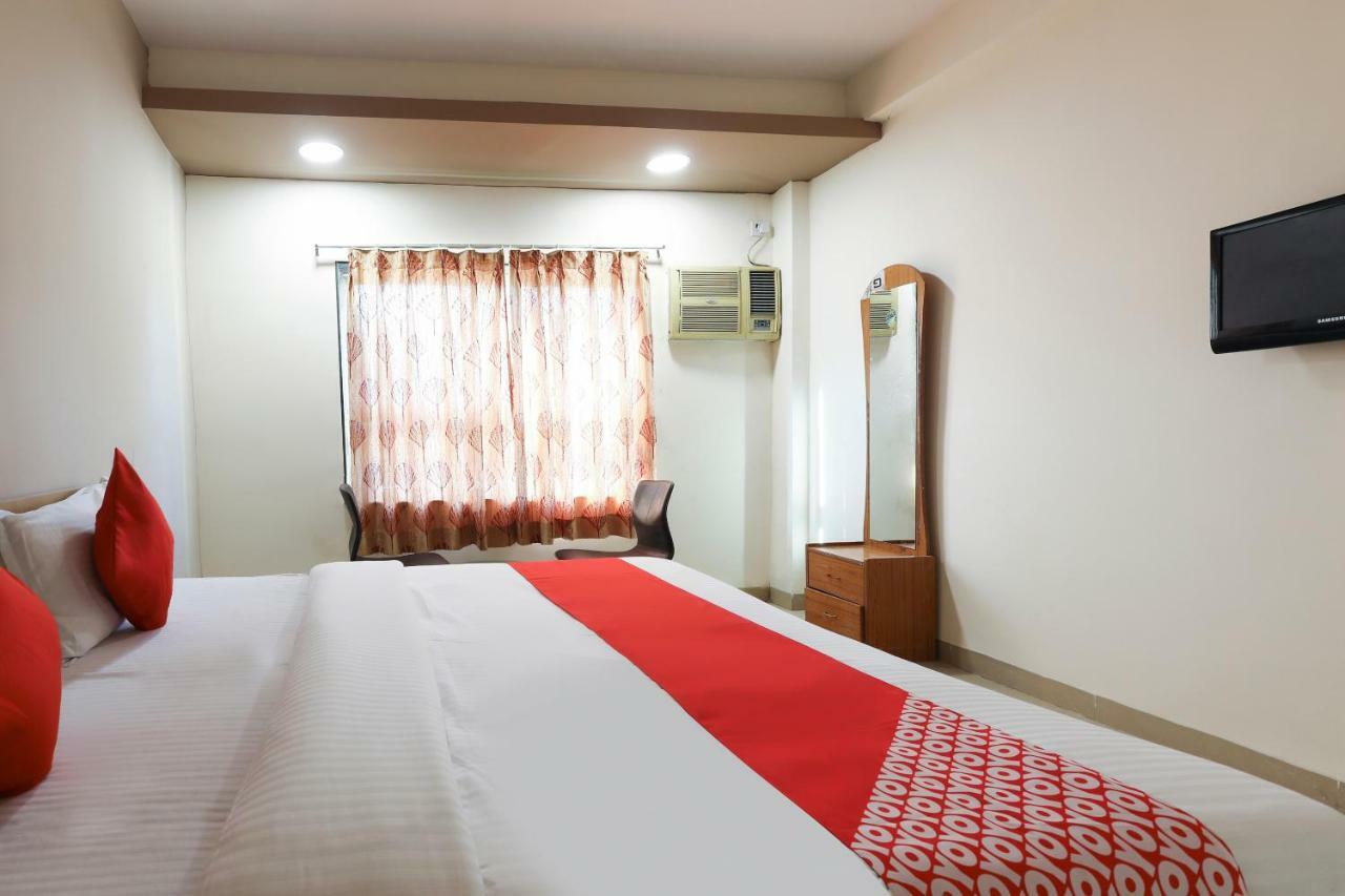 Oyo 43851 Hotel Virasat Māndu Buitenkant foto