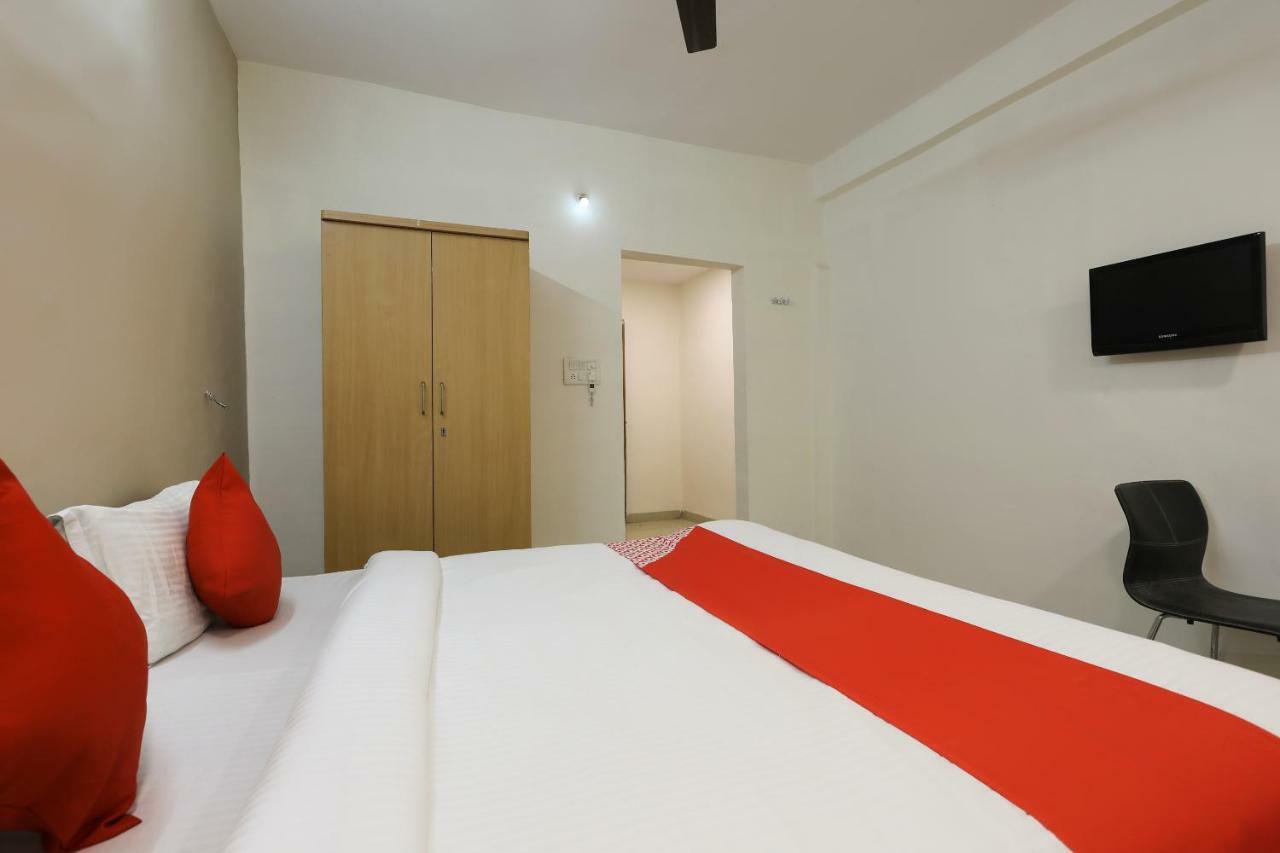 Oyo 43851 Hotel Virasat Māndu Buitenkant foto