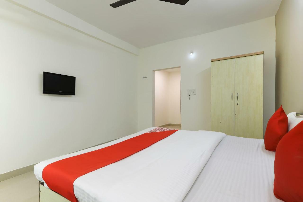 Oyo 43851 Hotel Virasat Māndu Buitenkant foto
