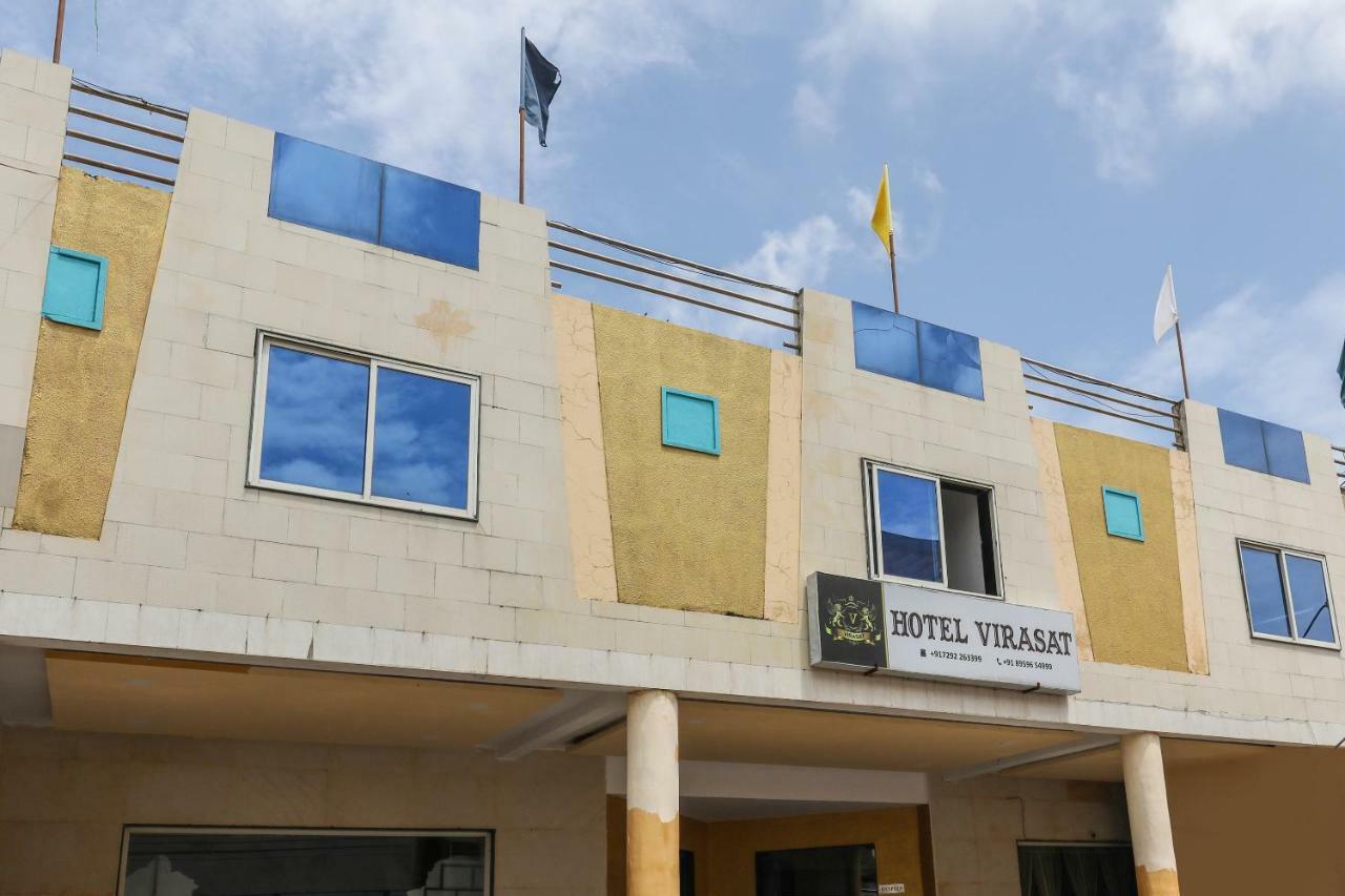 Oyo 43851 Hotel Virasat Māndu Buitenkant foto