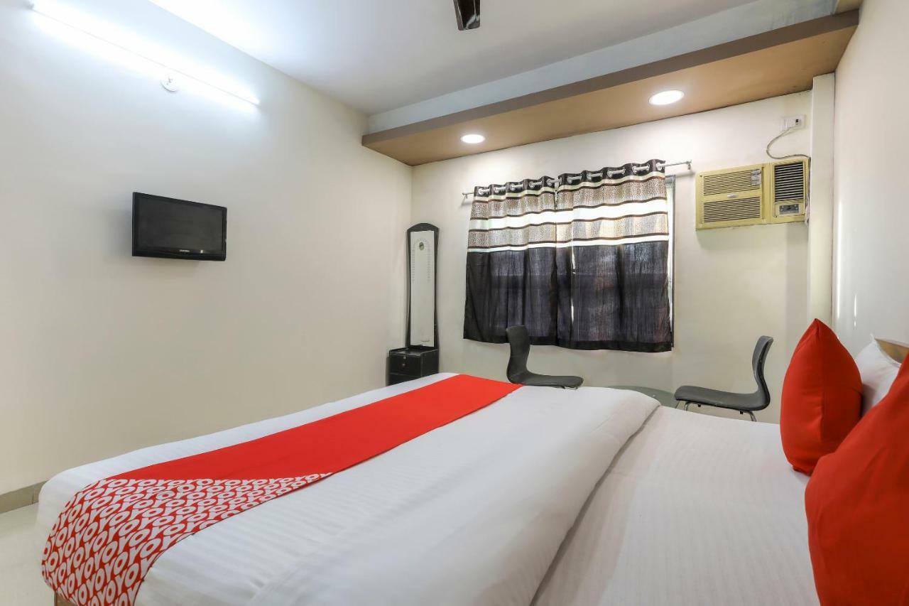 Oyo 43851 Hotel Virasat Māndu Buitenkant foto