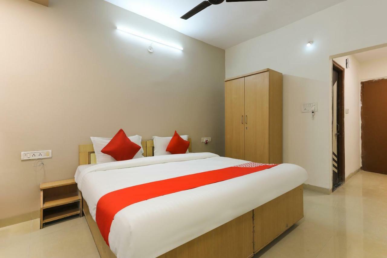 Oyo 43851 Hotel Virasat Māndu Buitenkant foto