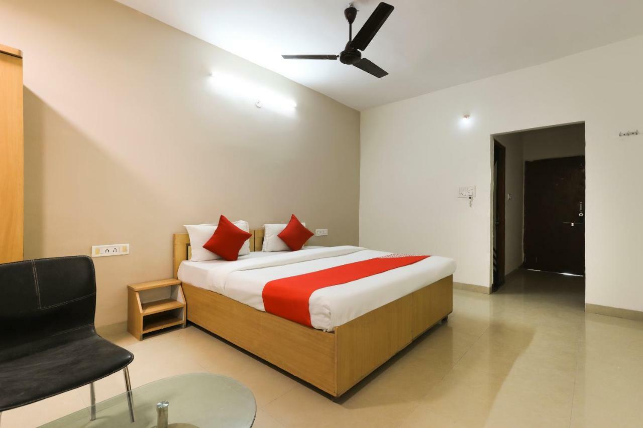 Oyo 43851 Hotel Virasat Māndu Buitenkant foto