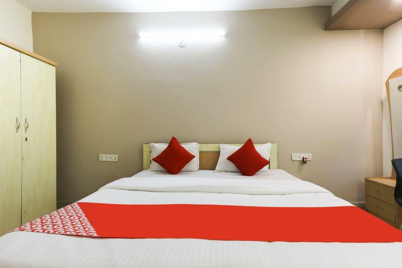 Oyo 43851 Hotel Virasat Māndu Buitenkant foto