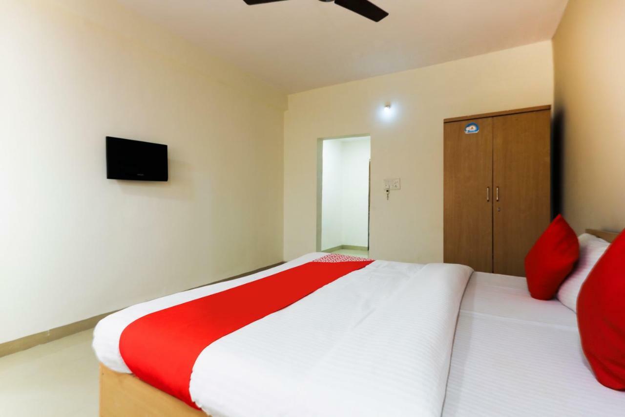 Oyo 43851 Hotel Virasat Māndu Buitenkant foto