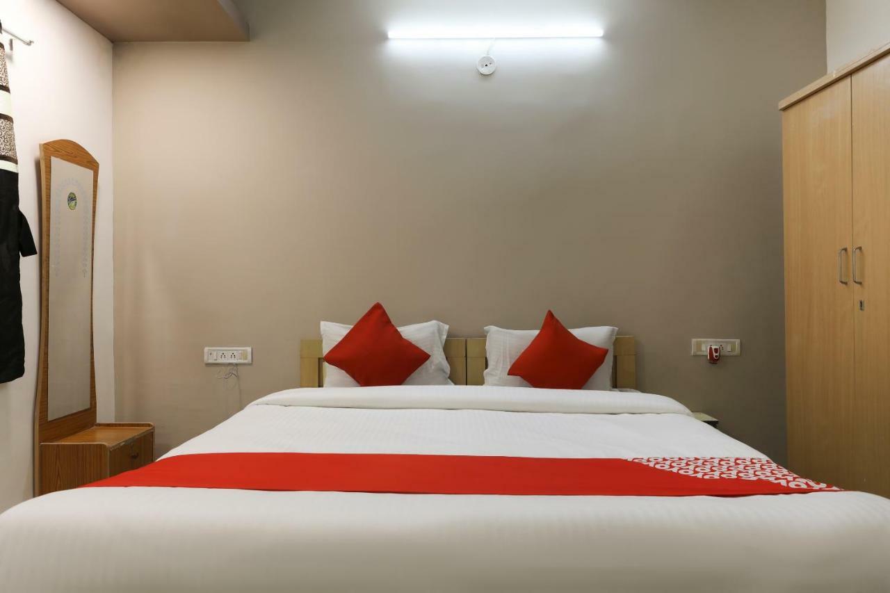 Oyo 43851 Hotel Virasat Māndu Buitenkant foto