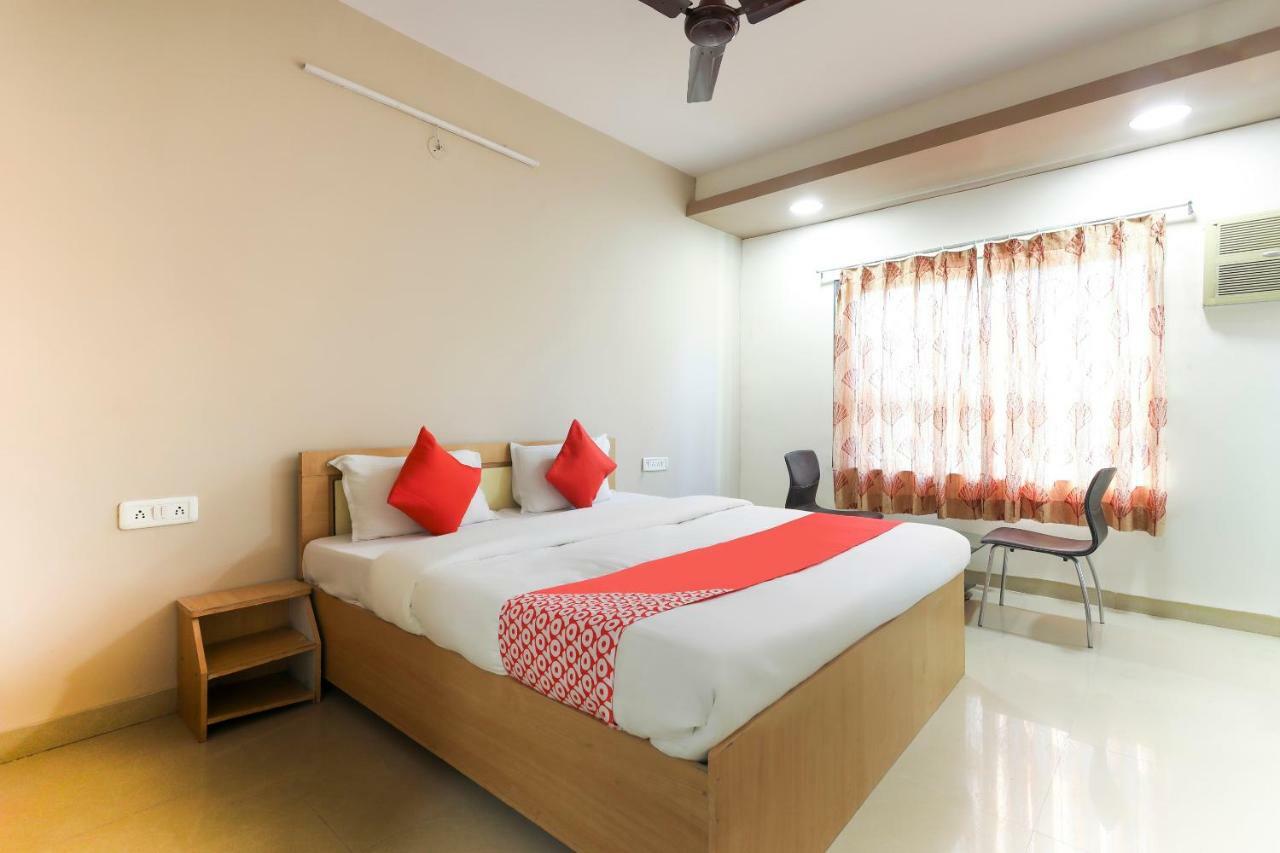 Oyo 43851 Hotel Virasat Māndu Buitenkant foto