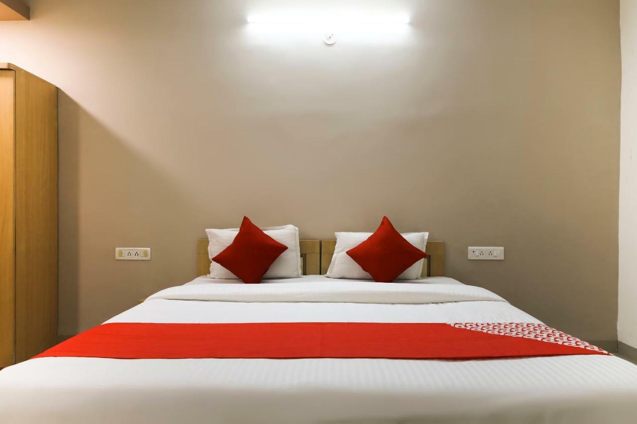 Oyo 43851 Hotel Virasat Māndu Buitenkant foto
