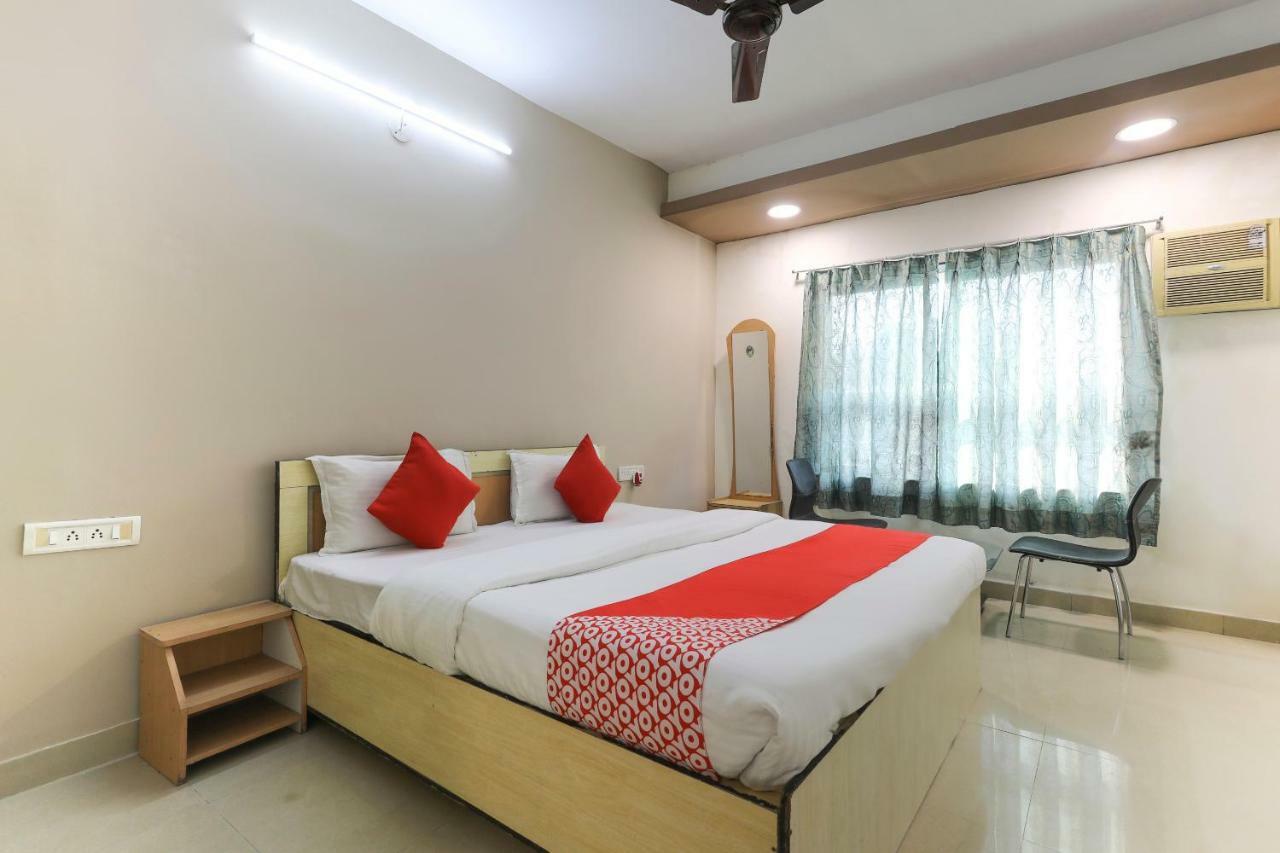 Oyo 43851 Hotel Virasat Māndu Buitenkant foto