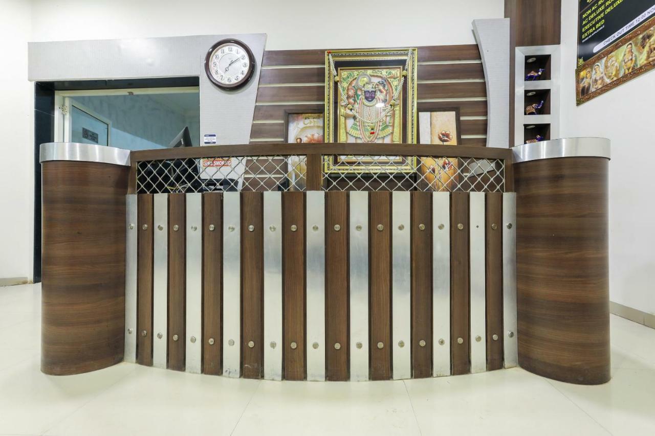 Oyo 43851 Hotel Virasat Māndu Buitenkant foto