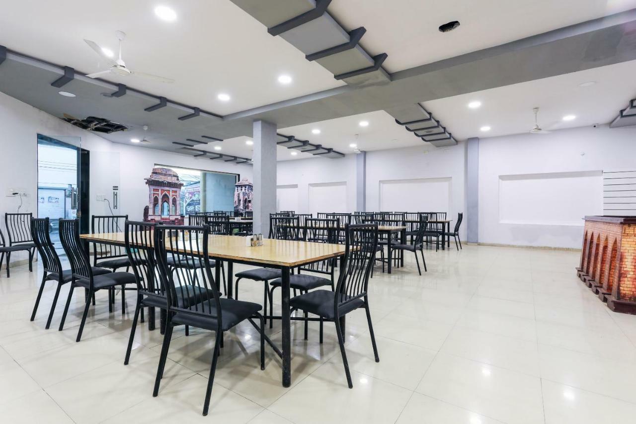 Oyo 43851 Hotel Virasat Māndu Buitenkant foto