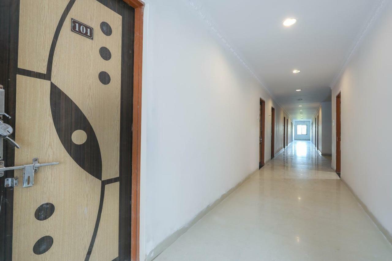 Oyo 43851 Hotel Virasat Māndu Buitenkant foto