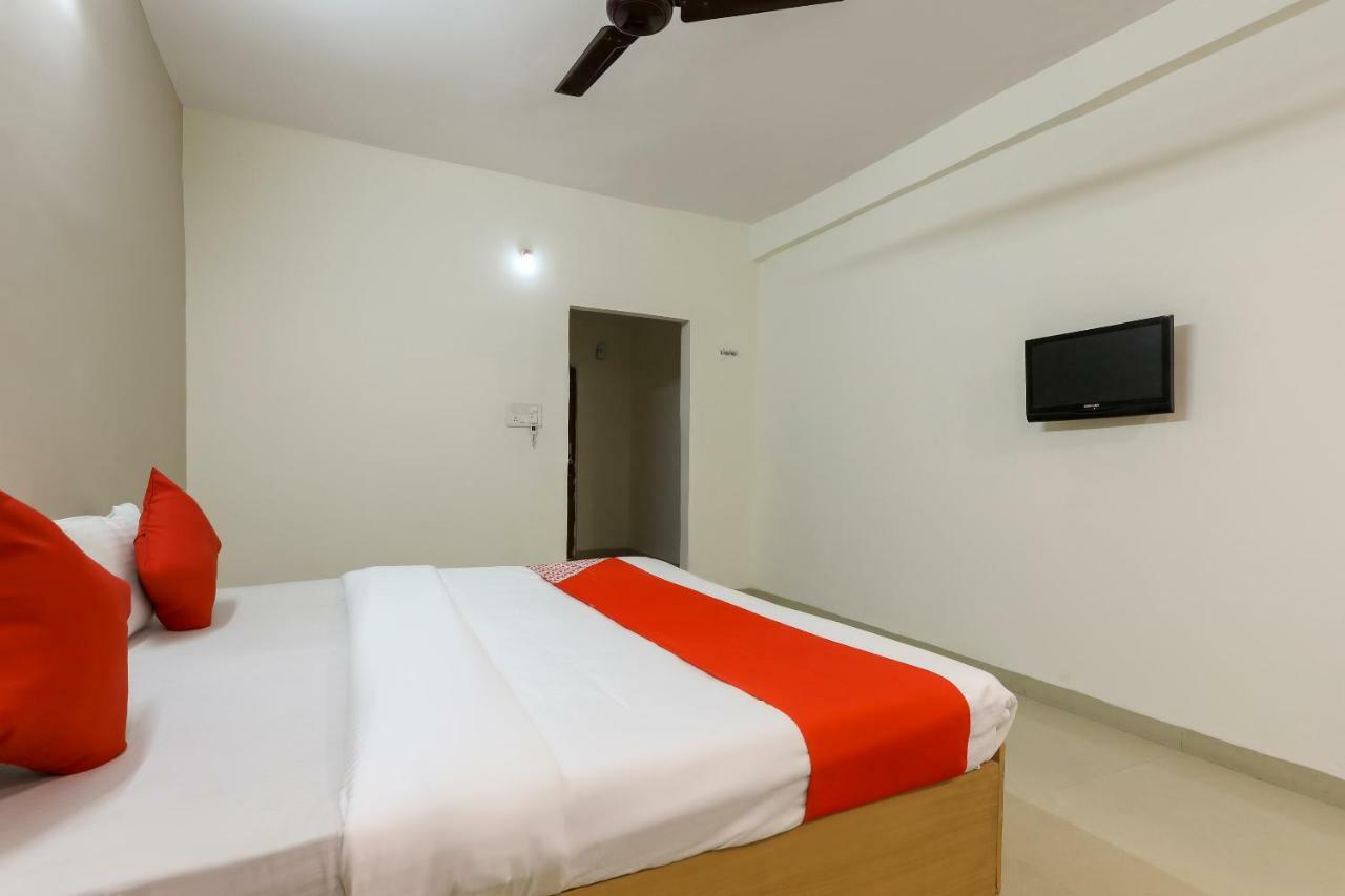 Oyo 43851 Hotel Virasat Māndu Buitenkant foto