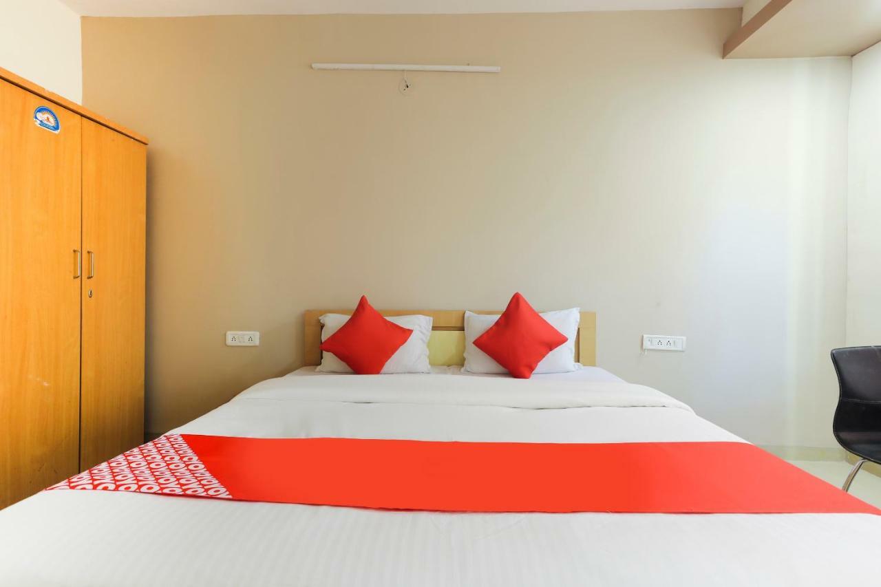 Oyo 43851 Hotel Virasat Māndu Buitenkant foto