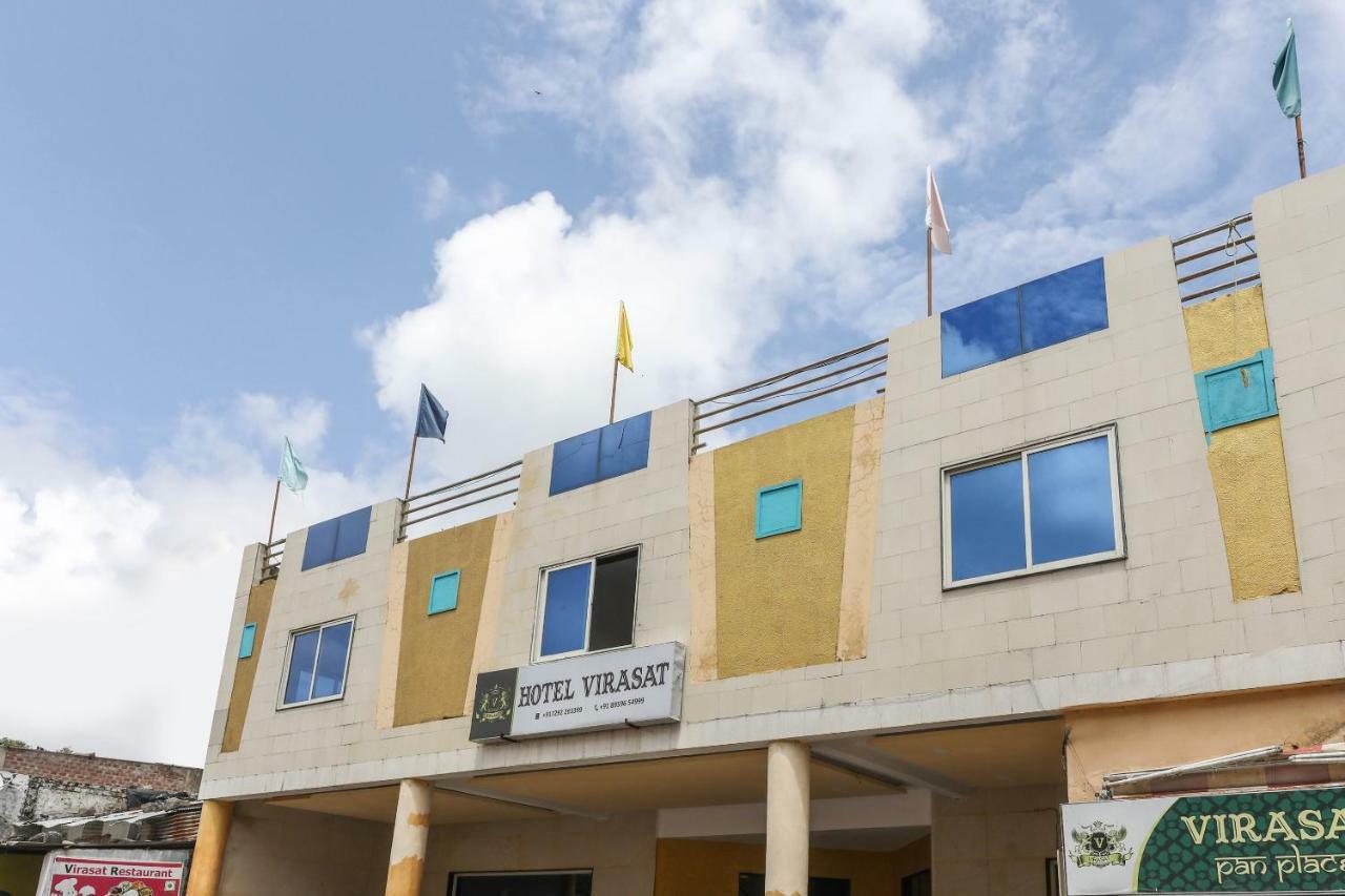 Oyo 43851 Hotel Virasat Māndu Buitenkant foto