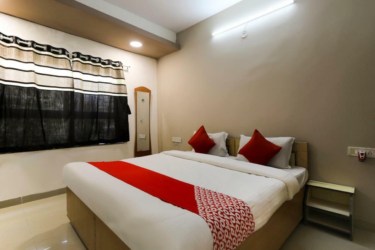 Oyo 43851 Hotel Virasat Māndu Buitenkant foto