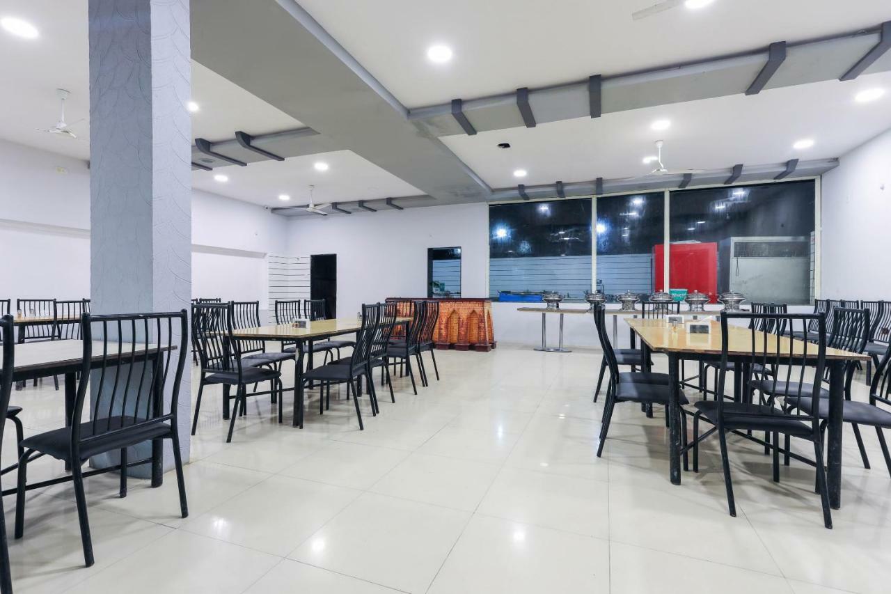 Oyo 43851 Hotel Virasat Māndu Buitenkant foto