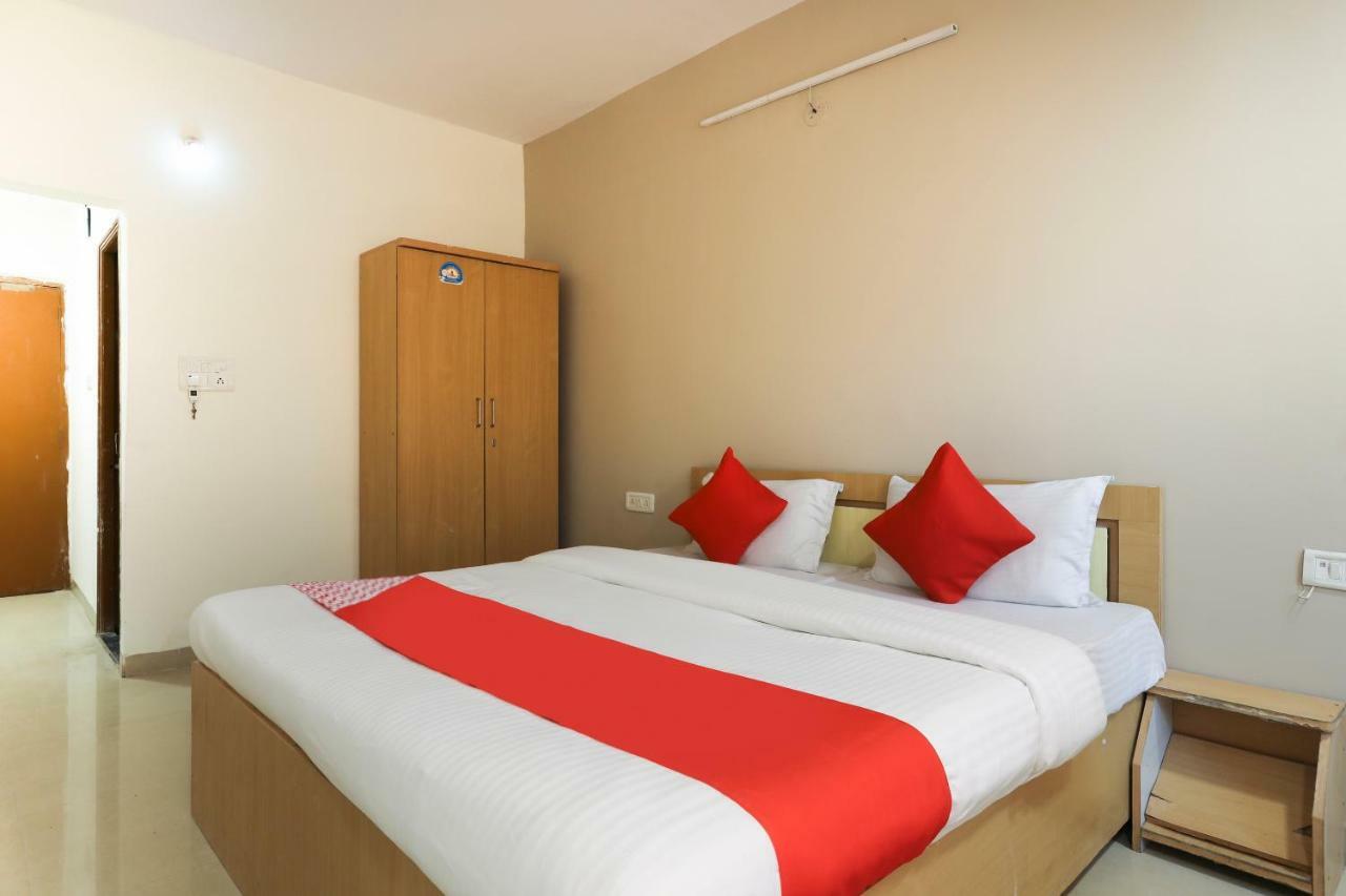 Oyo 43851 Hotel Virasat Māndu Buitenkant foto