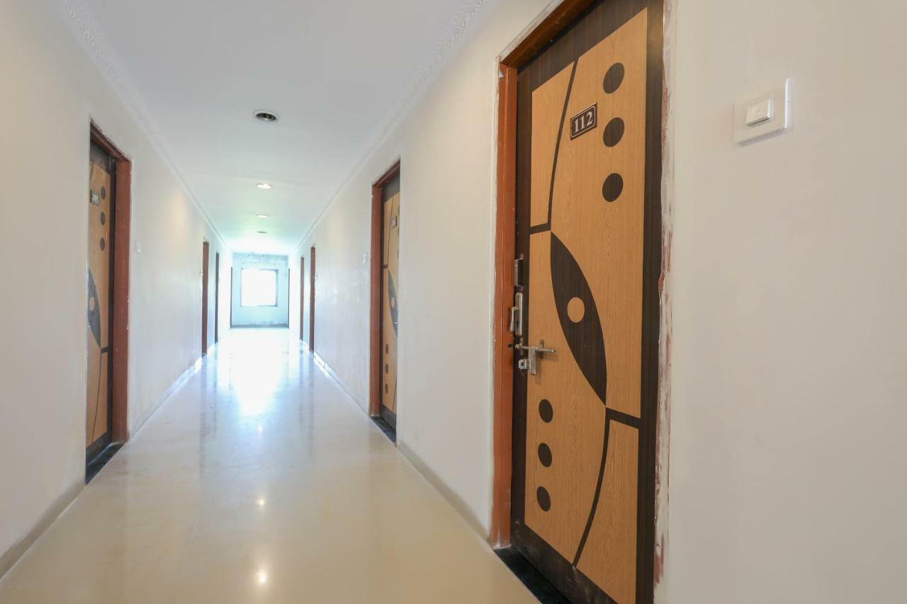 Oyo 43851 Hotel Virasat Māndu Buitenkant foto