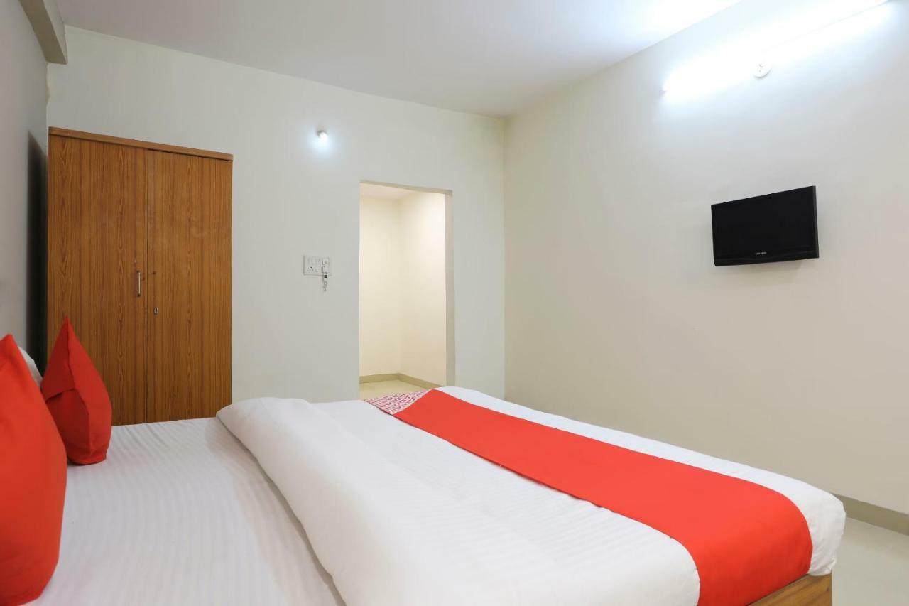 Oyo 43851 Hotel Virasat Māndu Buitenkant foto
