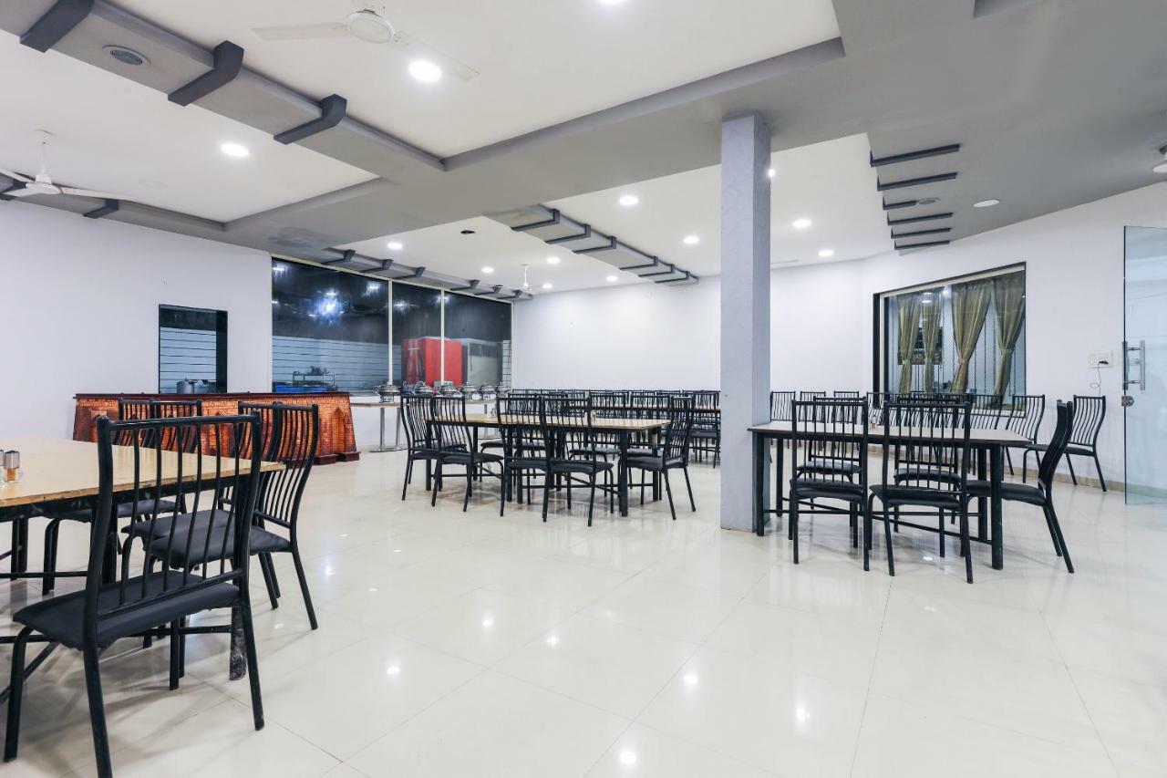 Oyo 43851 Hotel Virasat Māndu Buitenkant foto